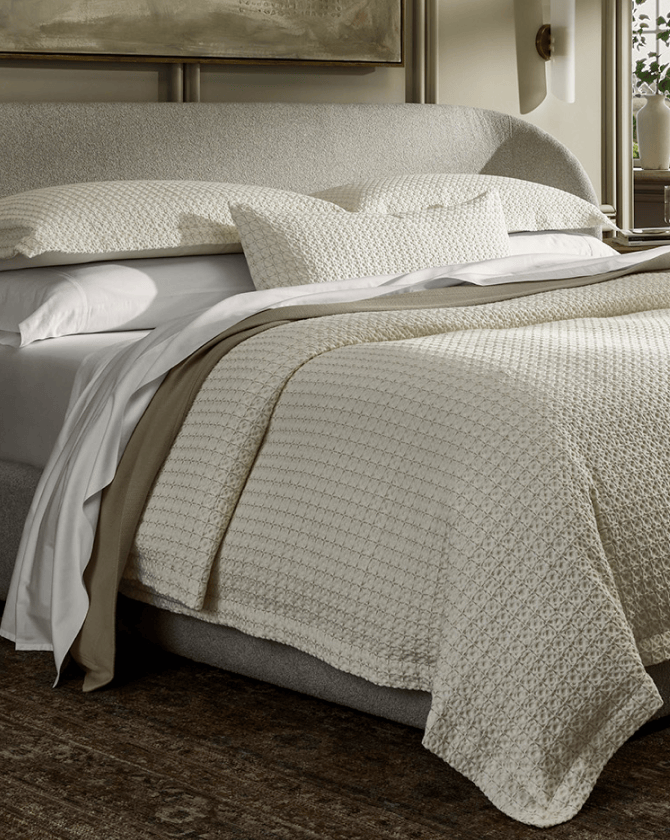 Airy duvet set in a quiet bedroom